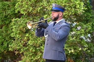 Policjanci oddają hołd poległym policjantom.