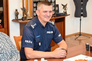 I Zastępca Komendanta Wojewódzkiego Policji, Naczelnik Zarządu w Rzeszowie CBZC oraz przedstawiciel wykonawcy podczas spotkania i podpisania umowy