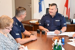 I Zastępca Komendanta Wojewódzkiego Policji, Naczelnik Zarządu w Rzeszowie CBZC oraz przedstawiciel wykonawcy podczas spotkania i podpisania umowy