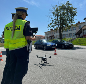 umundurowane policjantki z dronem