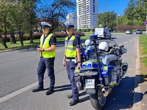 umundurowani policjanci ruchu drogowego przy motocyklach