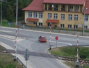 na zdjęciu przejazd kolejowy oraz samochody na skrzyżowaniu