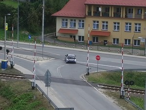 na zdjęciu przejazd kolejowy oraz samochody na skrzyżowaniu