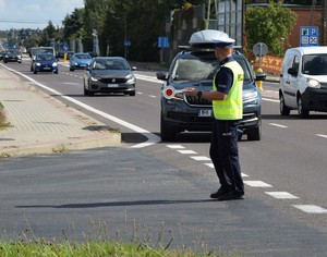 umundurowany policjant ruchu drogowego na skrzyżowaniu