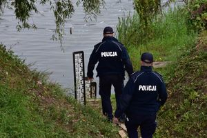 policjanci kontrolują stan rzek