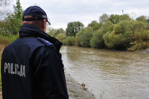 policjanci kontrolują stan rzek