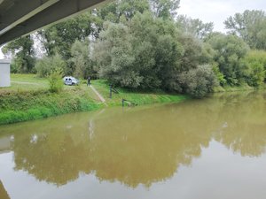 policjanci kontrolują stan rzek