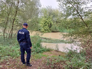 policjanci kontrolują stan rzek