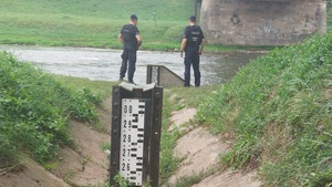 policjanci kontrolują stan rzek