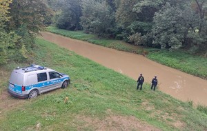 policjanci kontrolują stan rzek