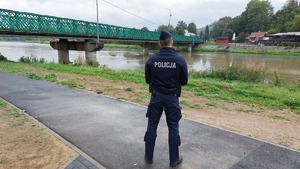 policjanci kontrolują stan rzek