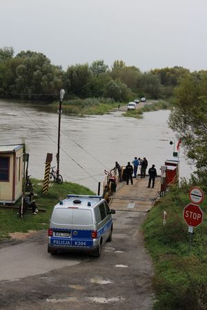 policjanci kontrolują stan rzek