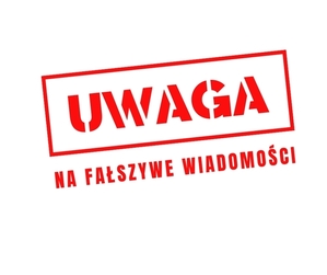 plakat z napisem uwaga na fałszywe wiadomości