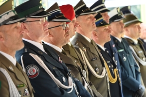 Uczestnicy uroczystości w Parku Sybiraków. Policjanci, żołnierze i zaproszeni goście pod Pomnikiem Sybiraka.