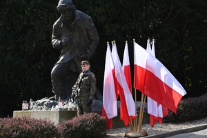 Uczestnicy uroczystości w Parku Sybiraków. Policjanci, żołnierze i zaproszeni goście pod Pomnikiem Sybiraka.