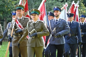 Uczestnicy uroczystości w Parku Sybiraków. Policjanci, żołnierze i zaproszeni goście pod Pomnikiem Sybiraka.