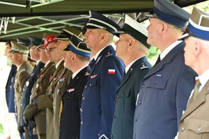 Uczestnicy uroczystości w Parku Sybiraków. Policjanci, żołnierze i zaproszeni goście pod Pomnikiem Sybiraka.