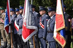 Uczestnicy uroczystości w Parku Sybiraków. Policjanci, żołnierze i zaproszeni goście pod Pomnikiem Sybiraka.
