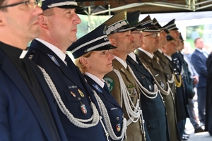 Uczestnicy uroczystości w Parku Sybiraków. Policjanci, żołnierze i zaproszeni goście pod Pomnikiem Sybiraka.