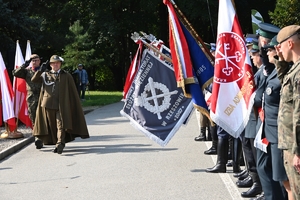 Uczestnicy uroczystości w Parku Sybiraków. Policjanci, żołnierze i zaproszeni goście pod Pomnikiem Sybiraka.