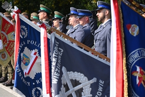 Uczestnicy uroczystości w Parku Sybiraków. Policjanci, żołnierze i zaproszeni goście pod Pomnikiem Sybiraka.