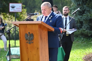Uczestnicy uroczystości w Parku Sybiraków. Policjanci, żołnierze i zaproszeni goście pod Pomnikiem Sybiraka.