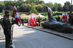 Uczestnicy uroczystości w Parku Sybiraków. Policjanci, żołnierze i zaproszeni goście pod Pomnikiem Sybiraka.