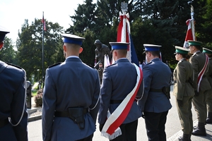 Uczestnicy uroczystości w Parku Sybiraków. Policjanci, żołnierze i zaproszeni goście pod Pomnikiem Sybiraka.