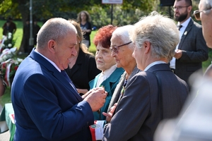 Uczestnicy uroczystości w Parku Sybiraków. Policjanci, żołnierze i zaproszeni goście pod Pomnikiem Sybiraka.