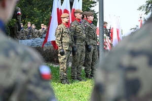 Uczestnicy uroczystości w Parku Sybiraków. Policjanci, żołnierze i zaproszeni goście pod Pomnikiem Sybiraka.