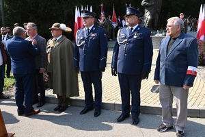 Uczestnicy uroczystości w Parku Sybiraków. Policjanci, żołnierze i zaproszeni goście pod Pomnikiem Sybiraka.