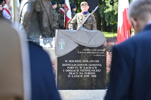 Uczestnicy uroczystości w Parku Sybiraków. Policjanci, żołnierze i zaproszeni goście pod Pomnikiem Sybiraka.