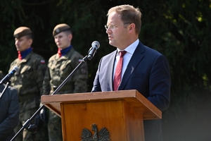 Uczestnicy uroczystości w Parku Sybiraków. Policjanci, żołnierze i zaproszeni goście pod Pomnikiem Sybiraka.