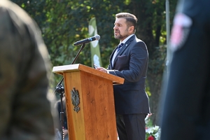 Uczestnicy uroczystości w Parku Sybiraków. Policjanci, żołnierze i zaproszeni goście pod Pomnikiem Sybiraka.