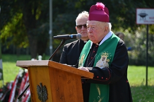 Uczestnicy uroczystości w Parku Sybiraków. Policjanci, żołnierze i zaproszeni goście pod Pomnikiem Sybiraka.