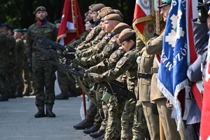 Uczestnicy uroczystości w Parku Sybiraków. Policjanci, żołnierze i zaproszeni goście pod Pomnikiem Sybiraka.