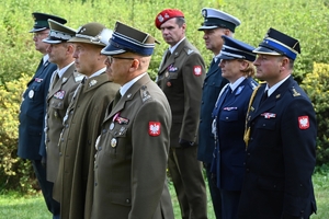 Uczestnicy uroczystości w Parku Sybiraków. Policjanci, żołnierze i zaproszeni goście pod Pomnikiem Sybiraka.