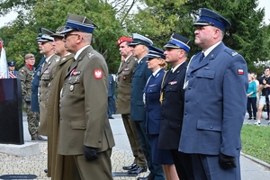 Uczestnicy uroczystości w Parku Sybiraków. Policjanci, żołnierze i zaproszeni goście pod Pomnikiem Sybiraka.