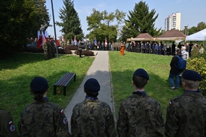 Uczestnicy uroczystości w Parku Sybiraków. Policjanci, żołnierze i zaproszeni goście pod Pomnikiem Sybiraka.