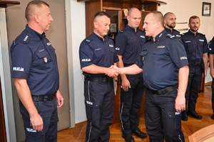 Komendant Wojewódzki Policji w Rzeszowie podczas spotkania z policjantami Prewencji, którzy zajęli I miejsce w finale ogólnopolskiego konkursu &quot;Patrol Roku&quot;. Spotkanie w gabinecie komendanta.