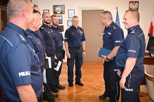 Komendant Wojewódzki Policji w Rzeszowie podczas spotkania z policjantami Prewencji, którzy zajęli I miejsce w finale ogólnopolskiego konkursu &quot;Patrol Roku&quot;. Spotkanie w gabinecie komendanta.