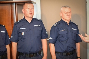 Komendant Wojewódzki Policji w Rzeszowie podczas spotkania z policjantami Prewencji, którzy zajęli I miejsce w finale ogólnopolskiego konkursu &quot;Patrol Roku&quot;. Spotkanie w gabinecie komendanta.