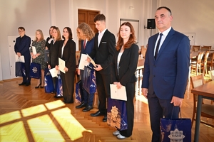 Komendant gratuluje laureatom konkursu "Miednoje - pamięć nie dała się zgładzić" i wręcza dyplomy nagrodzonym licealistom w auli Komendy Wojewódzkiej Policji w Rzeszowie.