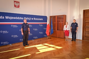 Komendant gratuluje laureatom konkursu "Miednoje - pamięć nie dała się zgładzić" i wręcza dyplomy nagrodzonym licealistom w auli Komendy Wojewódzkiej Policji w Rzeszowie.