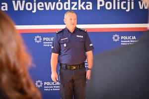 Komendant gratuluje laureatom konkursu "Miednoje - pamięć nie dała się zgładzić" i wręcza dyplomy nagrodzonym licealistom w auli Komendy Wojewódzkiej Policji w Rzeszowie.