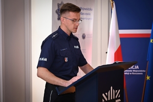 Komendant gratuluje laureatom konkursu "Miednoje - pamięć nie dała się zgładzić" i wręcza dyplomy nagrodzonym licealistom w auli Komendy Wojewódzkiej Policji w Rzeszowie.