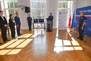 Komendant gratuluje laureatom konkursu "Miednoje - pamięć nie dała się zgładzić" i wręcza dyplomy nagrodzonym licealistom w auli Komendy Wojewódzkiej Policji w Rzeszowie.