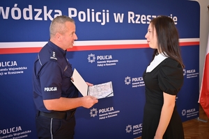 Komendant gratuluje laureatom konkursu &amp;quot;Miednoje - pamięć nie dała się zgładzić&amp;quot; i wręcza dyplomy nagrodzonym licealistom w auli Komendy Wojewódzkiej Policji w Rzeszowie.