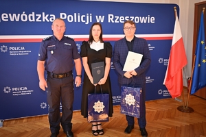 Komendant gratuluje laureatom konkursu "Miednoje - pamięć nie dała się zgładzić" i wręcza dyplomy nagrodzonym licealistom w auli Komendy Wojewódzkiej Policji w Rzeszowie.