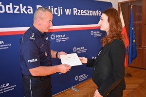 Komendant gratuluje laureatom konkursu "Miednoje - pamięć nie dała się zgładzić" i wręcza dyplomy nagrodzonym licealistom w auli Komendy Wojewódzkiej Policji w Rzeszowie.